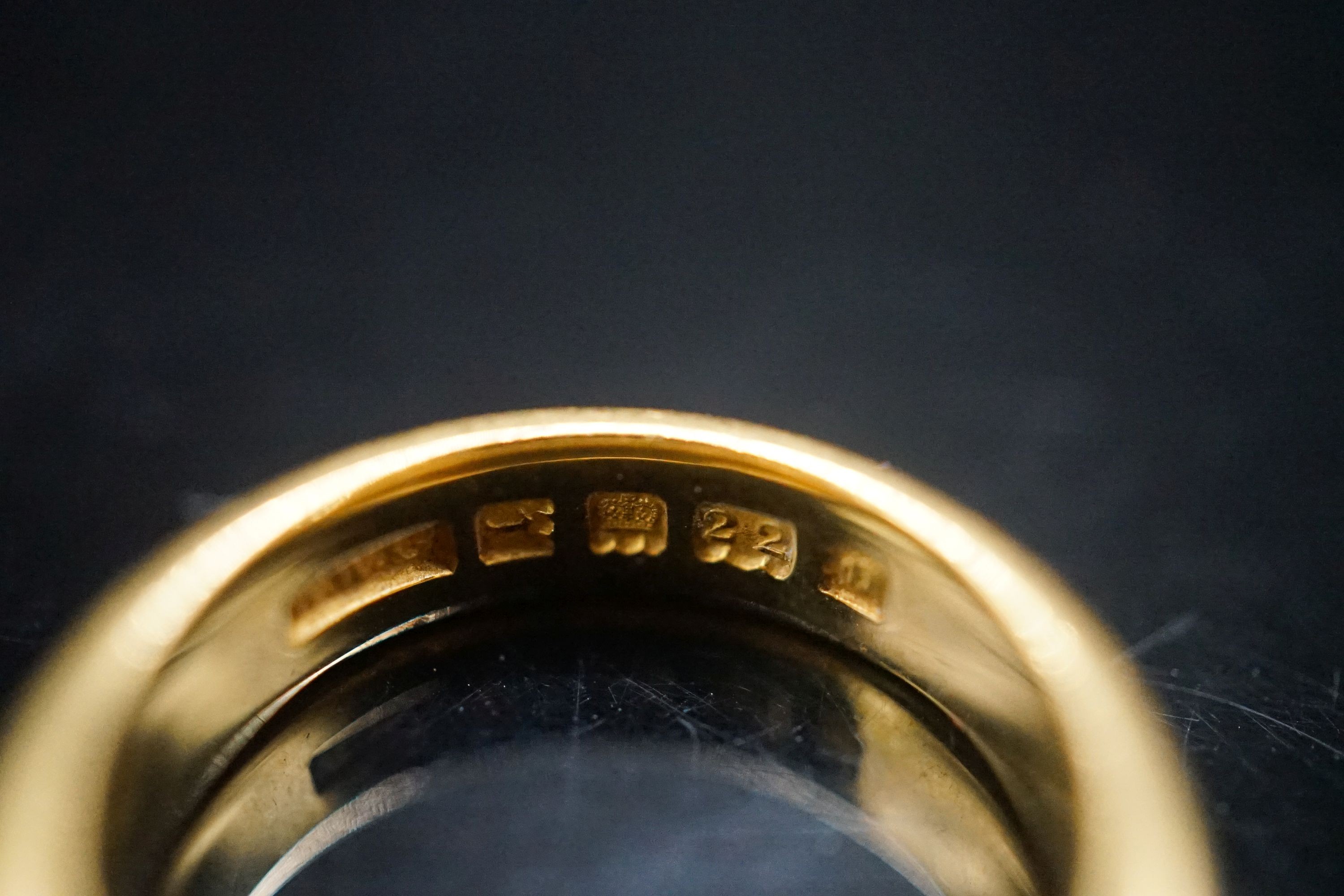 A George V 22ct gold wedding band, London, 1926, size K/L, 9.2 grams.
